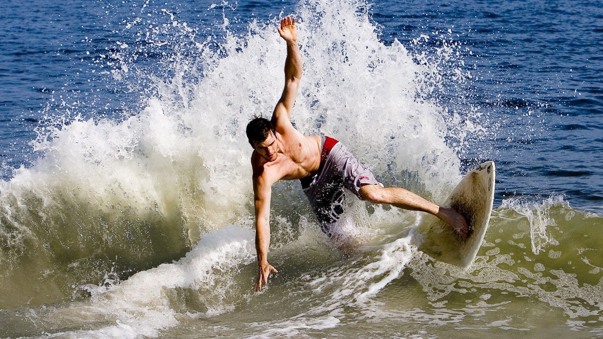 球场内外:运动员的生活与训练故事,运动员在球场训练形容词